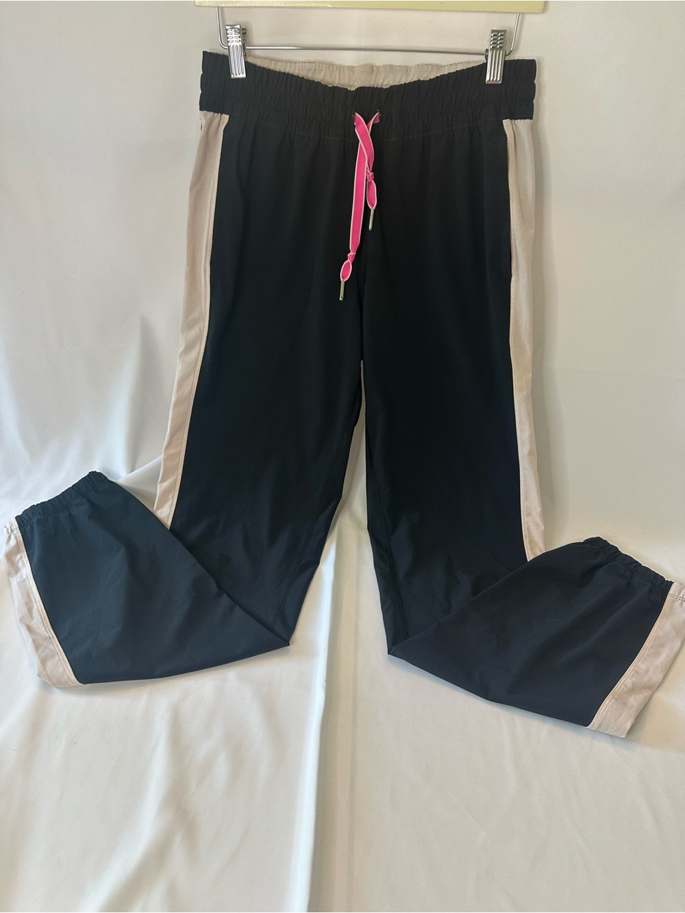 Lululemon Women’s Size 6 Vintage Joggers, Black With Pink Siding & Pink Strings
